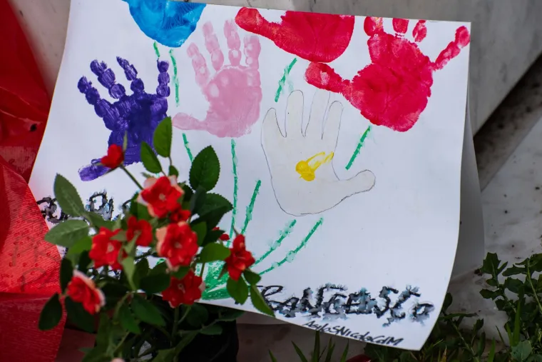 Tisuće vjernika okupile se u Vatikanu kako bi se pomolile za papu Franju