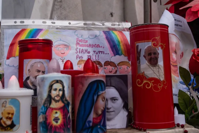 Tisuće vjernika okupile se u Vatikanu kako bi se pomolile za papu Franju