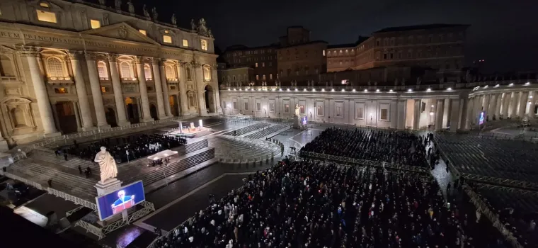 Tisuće vjernika okupile se u Vatikanu kako bi se pomolile za papu Franju