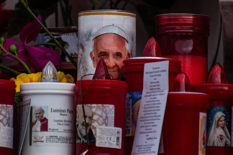 Tisuće vjernika okupile se u Vatikanu kako bi se pomolile za papu Franju