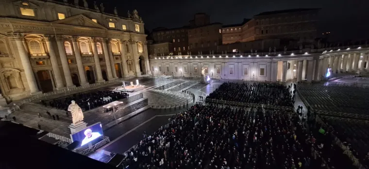Tisuće vjernika okupile se u Vatikanu kako bi se pomolile za papu Franju