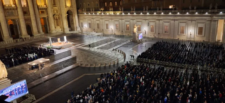 Tisuće vjernika okupile se u Vatikanu kako bi se pomolile za papu Franju
