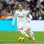Marca je donijela tekst pod naslovom: &quot;Nemoguće je da Real ne produži ugovor Modriću, zar ne?&quot;
&quot;Možete li zamisliti da će Modrić odigrati još samo 13 ligaških utakmica? I da njegov oproštaj od Madrida neće biti na Bernabeuu ili u finalu Lige prvaka kao što je bio oproštaj Tonija Kroosa, nego u Sjedinjenim Američkim Državama na Svjetskom klupskom prvenstvu?&quot; započinje Marca tekst pitanjima.