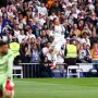 &quot;Luka zaslužuje nešto drugo, on zaslužuje produženje ugovora s Realom, da nastavi uveseljavati Bernabeu i nogometne navijače, i one koji navijaju za Real i one druge. Nema ništa slučajno u tome da se na Berbaneuu najviše vide njegov i Mbappeov dres. Hrvat je jedinstven nogometaš, igrač čija karijera nadilazi sam teren. Nogometni Federer&quot;, nastavlja se u tekstu Marce. 
