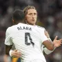 Luka Modrić u zagrljaj Alabe. Suigrači ga obožavaju. 