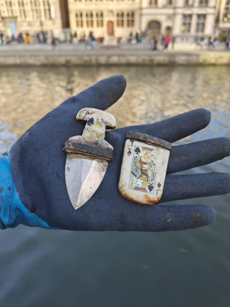 U svakom slučaju, ti ljudi umjesto udice i mamca koristite snažan neodimijski magnet pričvršćen za uže jer tako pretražuju vodene površine u potrazi za metalnim predmetima.