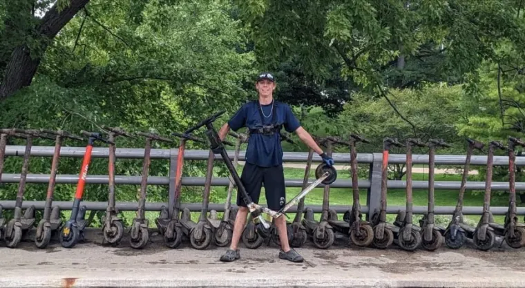 Na ovoj fotografiji vidite &quot;ribolovku&quot; koja je izlovila mnoštvo iz nepoznatih razloga odbačenih skutera.