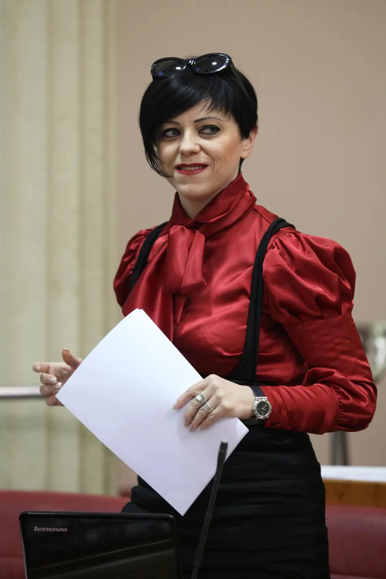 Rijetko je podilazila modnim trendovima, već je ostala vjerna svom specifičnom izričaju, uključujući crni ruž, naglašenu šminku i odjevne kombinacije s metalnim detaljima. Iako se povukla iz aktivne politike, i dalje sudjeluje u javnim raspravama o ekološkim temama i društvenim pitanjima. 