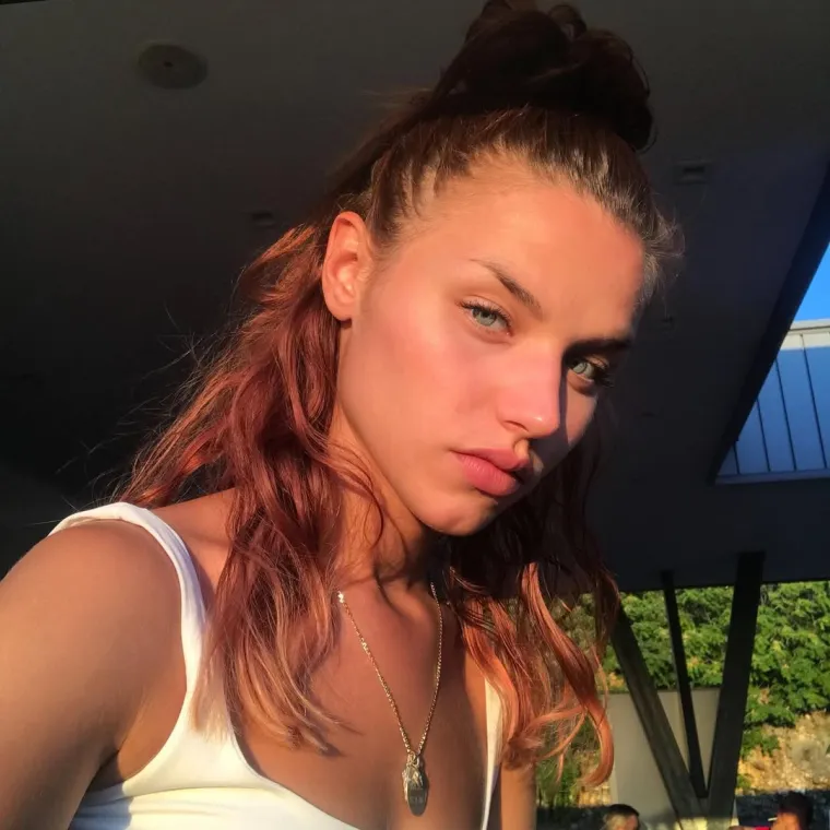 Često ističe koliko su je hrvatsko-srpski korijeni oblikovali kroz život i karijeru.