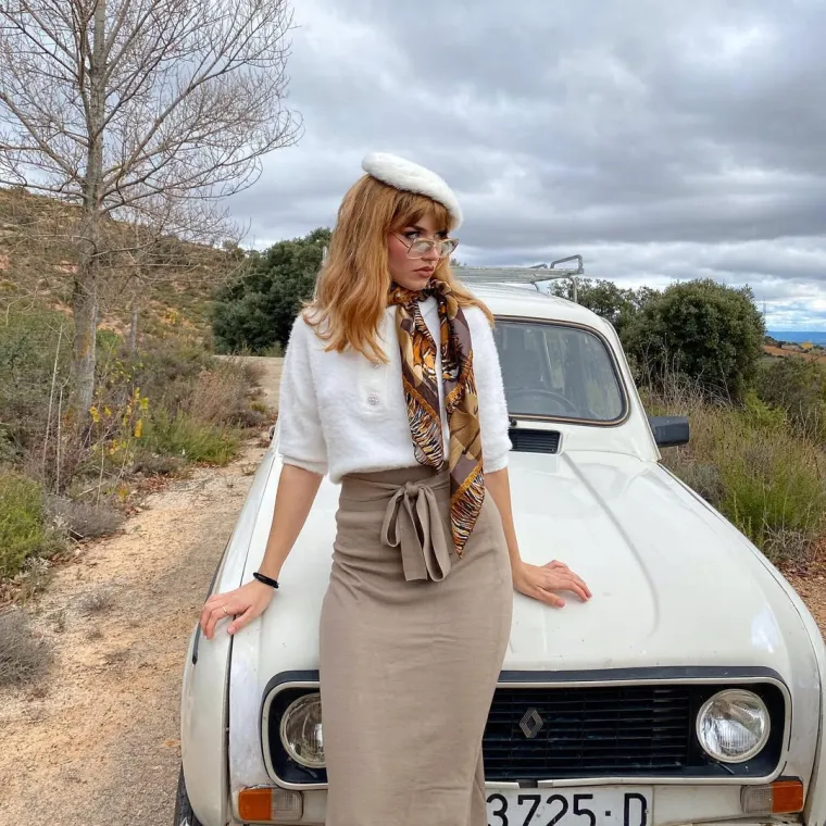 Školovala se na Realnoj školi za visoku umjetnost (RESAD) u Madridu, a paralelno je svirala violončelo i klavir te pjevala u Koru zajednice Madrida. 