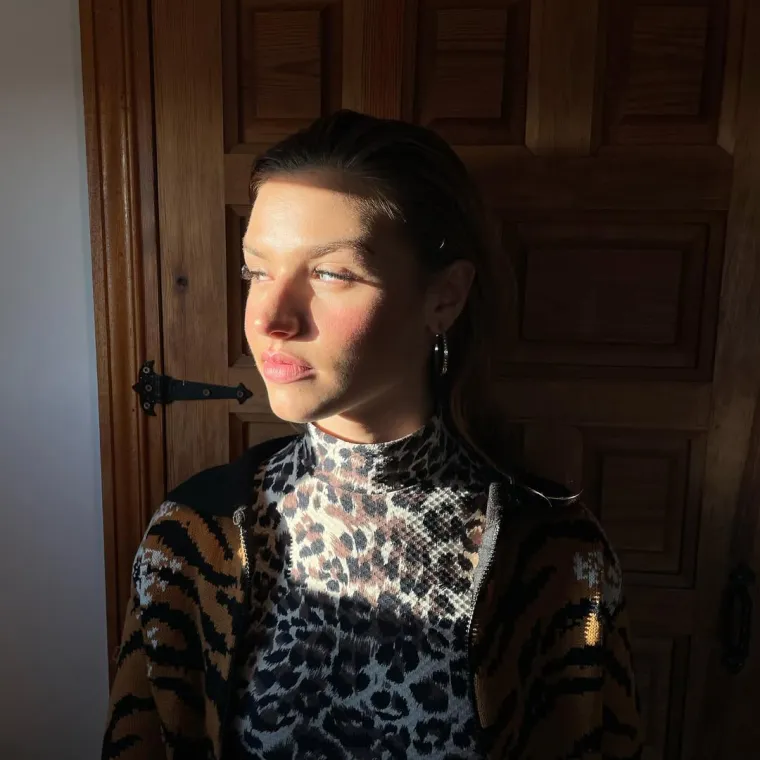 Karijeru je započela u kazalištu, glumeći u djelima poput Macbetha i Kvetcha, prije nego što se pojavila u španjolskim serijama.