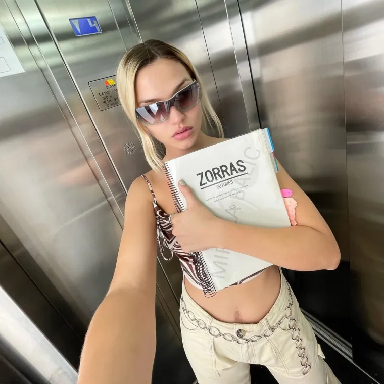 Iako gradi karijeru u Španjolskoj, Mirela čvrsto njeguje svoje korijene te sanja o ulozi na srpskom ili hrvatskom jeziku.