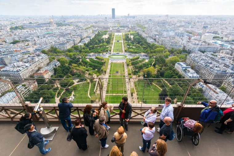 1. Eiffelov toranj, Pariz, Francuska: Jedan je od najpoznatijih svjetskih spomenika. Ova građevina pruža impresivne poglede na cijeli Pariz. Ime je dobio po inženjeru Gustaveu Eiffelu, čija je tvrtka dizajnirala i izgradila toranj između 1887. i 1889. godine. S visinom od 330 metara, toranj je otprilike visok kao zgrada od 81 kat i najviša je građevina u Parizu.