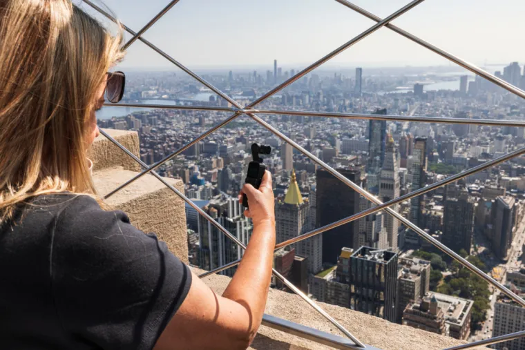 2. Empire State Building, New York, SAD: Poznati neboder u Art Deco stilu jedan je od najprepoznatljivijih u New Yorku i nudi fantastičan pogled na grad. Empire State Building ima 102 kata i smješten je u Midtown South četvrti Manhattana. Projektirali su ga Shreve, Lamb &amp; Harmon, a izgradnja je trajala od 1930. do 1931. godine. Prema podacima iz 2024. godine, Empire State Building je sedma najviša zgrada u New Yorku, deveta najviša zgrada u SAD-u i 57. najviša zgrada na svijetu.