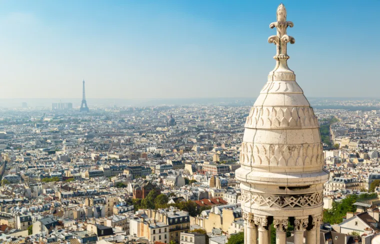 3. Bazilika Sacré-Cœur u Parizu, Francuska: Katolička crkva posvećena Svetom Srcu Isusovu, smještena je na vrhu brda Montmartre. S njezine kupole, 200 metara iznad rijeke Seine, pruža se pogled na cijeli grad i okolna područja. Sacré-Cœur je drugo najposjećenije turističko odredište u Parizu, odmah nakon Eiffelovog tornja.
