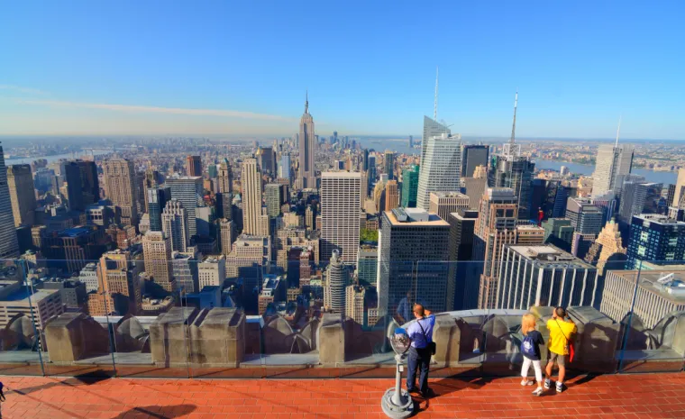 4. Top of the Rock, New York, SAD: Na ovom vidikovcu se pruža jedan od najboljih pogleda na grad. Na vrhu Rockefeller Centra su tri kata s unutarnjim i vanjskim terasama koje nude nevjerojatne poglede na grad. S terasa okrenutih na sve strane svijeta – istok, zapad, sjever i jug – pruža se panoramski pogled na New York. Top of the Rock jedno je od najposjećenijih mjesta u New Yorku, a zgrada također služi kao sjedište televizijske kuće NBC.