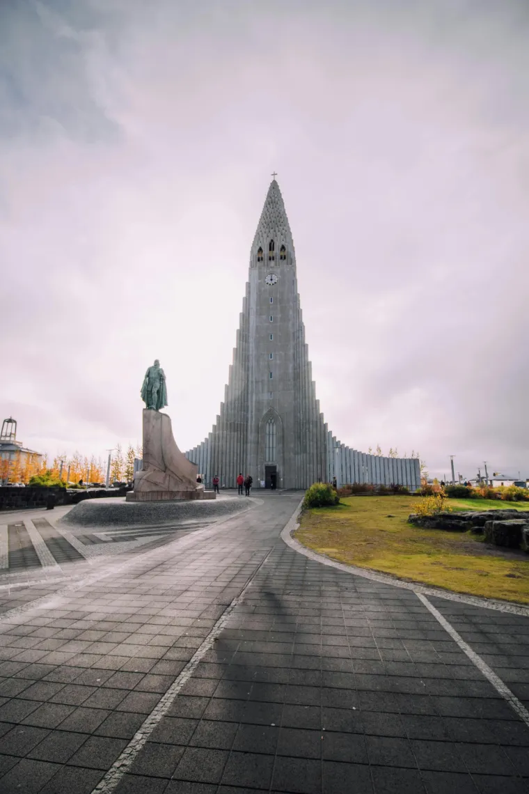 6. Hallgrímurova crkva, Reykjavik, Island: Najveća crkva na Islandu pruža zapanjujući pogled sa 73 metra visine iznad središta Reykjavika. Poznata po svom karakterističnom zakrivljenom vrhu i bočnim krilima, crkva je postala važan simbol nacionalne identiteta od 1986. godine. Sastoji se od tri dijela: tornja sa zakrivljenim bočnim krilima koja sadrže pomoćne prostorije, broda u tradicionalnom stilu i svetišta na suprotnom kraju, čiji cilindrični oblik podsjeća na vikinške ratne kacige.
