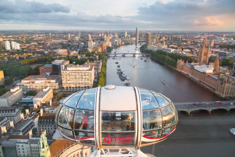 7. London Eye, London, Ujedinjeno Kraljevstvo: Jedna od najposjećenijih atrakcija u glavnom gradu, London Eye je među najbolje ocijenjenim na TripAdvisoru kada su u pitanju posebni pogledi. Nalazi se na južnoj obali rijeke Temze u Londonu. Ova turistička atrakcija u Ujedinjenom Kraljevstvu privlači više od tri milijuna posjetitelja godišnje. Visine je 135 metara, a kotač ima promjer od 120 metara. 