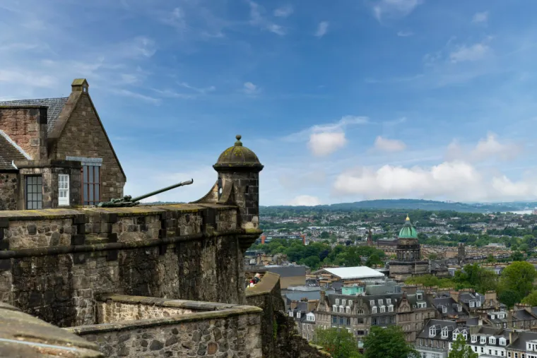 8. Dvorac Edinburgh, Škotska, Ujedinjeno Kraljevstvo: Uloga dvorca kao rezidencije se smanjivala od 15. stoljeća. Njegova važnost kao dijela škotske nacionalne baštine sve više je prepoznata od početka 19. stoljeća, a tijekom posljednjih stotinu godina provedeni su različiti programi obnove. Dvorac Edinburgh odigrao je značajnu ulogu u škotskoj povijesti, a služio je kao kraljevska rezidencija, oružarnica, nacionalni arhiv, zatvor, vojna tvrđava i ostalo.