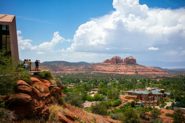 9. Kapela Svetog Križa, Sedona, Arizona: Crkvu koja je smještena u crvenim stijenama Sedone naručila je lokalna kiparica i rančerica Marguerite Brunswig Staude. Inspirirana gradnjom Empire State Buildinga, odlučila je podići crkvu u svom rodnom gradu, a projektirao ju je arhitekt August K. Strotz.