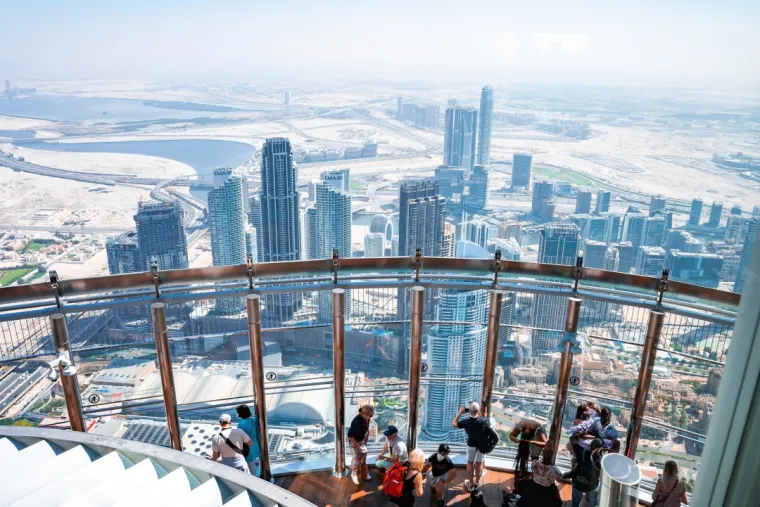 10. Burj Khalifa, Dubai, Ujedinjeni Arapski Emirati: Neboder u Dubaiju, u Ujedinjenim Arapskim Emiratima najviša je građevina na svijetu, doseže visinu od 828 metara, uključujući antenu. Iako je prvobitno trebao nositi ime Burj Dubai, preimenovan je u čast šeika Kalifa al-Nahjana. Ovaj neboder samo je jedan od planiranih visokih objekata u novom gradskom centru, poznatom kao &quot;Downtown Dubai&quot;.