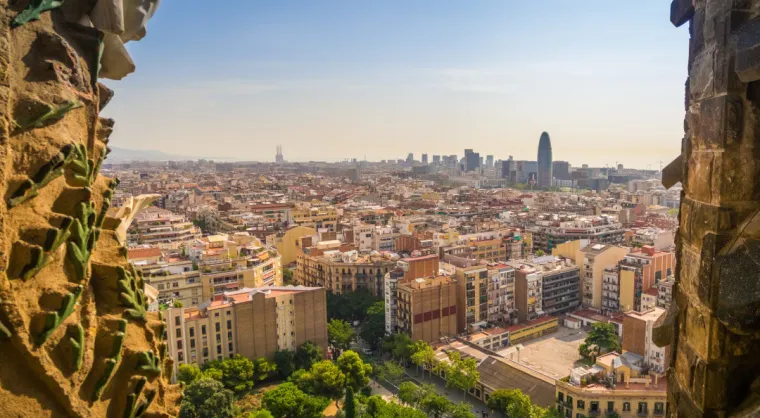 12. Sagrada Familia, Barcelona, Španjolska: Jedno od najvažnijih djela arhitekta Antonija Gaudíja, ostala je nedovršena zbog njegove iznenadne smrti. Gaudí je posvetio godine svog života ovom monumentalnom projektu, a 1914. godine, u dobi od 62 godine, odlučio je živjeti u maloj kućici unutar dvorišta bazilike. Nakon njegove smrti, radovi su nastavljeni prema njegovim planovima, zahvaljujući njegovim suradnicima poput Sugrañesa, Quintane i Matamale. Gradnja je prekinuta 1936. godine uslijed Španjolskog građanskog rata, tijekom kojeg je izgorio dio izvornih Gaudíjevih modela i planova. Obnova gradnje započela je ponovno 1970-ih godina, nakon pada Francova režima, a radovi su ponovo stali zbog pandemije COVID-19.