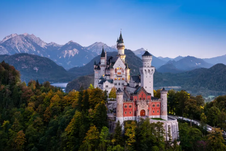 15. Dvorac Neuschwanstein, Schwangau, Njemačka: Nalazi se u jugozapadnom dijelu Bavarske, u regiji Allgäu, koja obuhvaća južni Švapske i jugoistočni dio pokrajine Baden-Württemberg, nedaleko Füssena, u općini Schwangau. Ovaj bajkoviti dvorac izgrađen je na inicijativu bavarskog kralja Ludwiga II. 1869. godine.