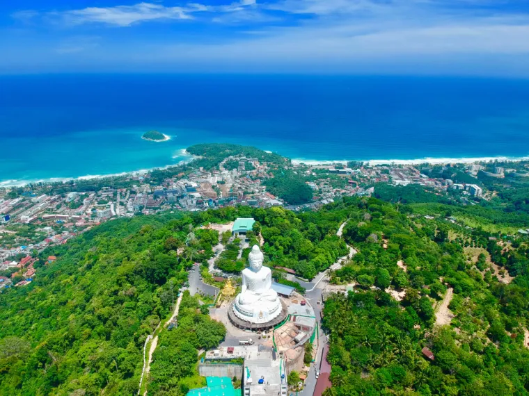 16. Big Buddha, Phuket, Tajland: Smje&scaron;ten na tajlandskom otoku, statua predstavlja kip Maravija Bude. Službeno ime je Phra Phutta Ming Mongkol Eknakiri, no često se naziva i Ming Mongkol Buddha. Kip se nalazi na vrhu brda Nakkerd, u blizini Chalonga, a izgradnja je započela 2004. godine, dok su radovi na pro&scaron;irenju baze trajali od 2015. godine.