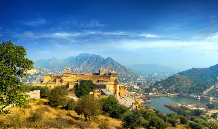 17. Utvrda Amer, Jaipur, Indija: Impresivna tvrđava smje&scaron;tena je u gradiću Amer u indijskoj pokrajini Rajasthan. Amer, koji se prostire na 4 četvorna kilometra, udaljen je 11 kilometara od Jaipura, glavnog grada Rajasthana. Tvrđava, smje&scaron;tena na visokom brežuljku, najpoznatija je turistička atrakcija u Jaipuru.