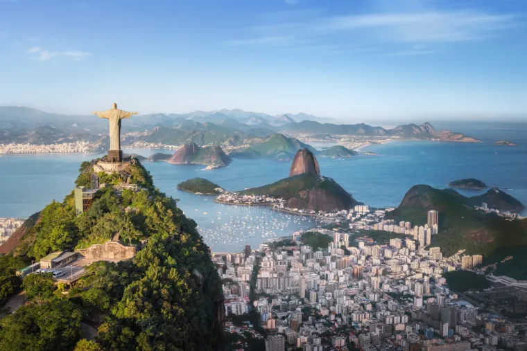 18. Kip Krista Iskupitelja, Rio de Janeiro, Brazil: Ova impozantna skulptura smje&scaron;tena na brdu Corcovado u Rio de Janeiru, doseže visinu od 39,6 metara i teži 700 tona. Smje&scaron;tena je na visini od 709 metara nadmorske visine, a izgrađena je od armiranog betona i steatita.