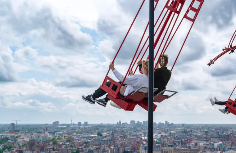 20. A'DAM Lookout, Amsterdam, Nizozemska: Vidikovac nudi spektakularan pogled na grad i okolna područja. Na krovu se nalazi najvi&scaron;a ljuljačka u Europi, koja vas podiže gotovo 100 metara iznad tla, pružajući nevjerojatan adrenalinski doživljaj. Dizalo s atraktivnom svjetlosnom instalacijom vodi posjetitelje do vrha zgrade od 20 katova, gdje se nalaze restoran, bar i ljuljačka koja se prostire nad rubom zgrade.