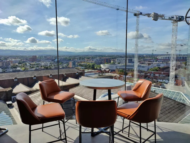 21. Guinnessovo skladi&scaron;te, Dublin, Irska: Smje&scaron;teno u srcu Dublina, ovo skladi&scaron;tu je progla&scaron;eno najboljom turističkom atrakcijom na svijetu 2023. godine. Posjetitelji mogu uživati u vizualnim, zvučnim i mirisnim doživljajima Guinnessa. Ovo posebno iskustvo možete doživjeti na sedam katova, otkrivajući sastojke i povijest Guinnessa, a obilazak se zavr&scaron;ava na jednom od najvi&scaron;ih punktova Dublina, Gravity Baru. 