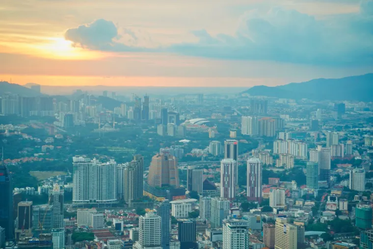 23. Petronas Twin Towers, Kuala Lumpur, Malazija: Dva blizanska nebodera povezana hodnikom uzdižu se na 451,9 metara. Petronas Twin Towers i dalje su najvi&scaron;e twin zgrade na svijetu. Važna su znamenitost Kuala Lumpura te su vidljivi s mnogih mjesta diljem grada. Strukturni sustav temelji se na dizajnu "cijev u cijevi", koji je izmislio banglade&scaron;ko-američki arhitekt Fazlur Rahman Khan.