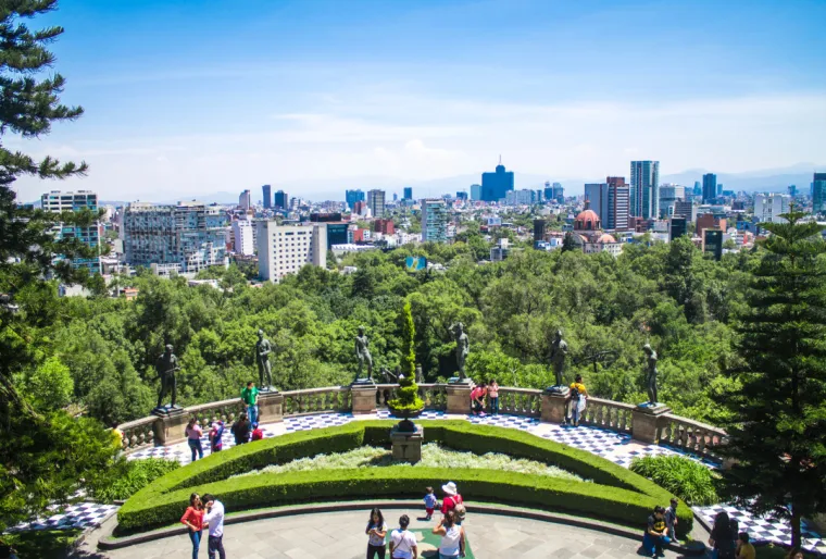24. Dvorac Chapultepec, Ciudad de Mexico, Meksiko: Smje&scaron;ten je na ulazu u park Chapultepec, na nadmorskoj visini od 2325 metara. Brdo je bilo sveto mjesto za Asteke, a građevine na njemu tijekom povijesti služile su različitim svrhama, uključujući vojnu akademiju, carsku rezidenciju, predsjedničku rezidenciju, opservatorij te, od veljače 1939. godine, Nacionalni povijesni muzej. Dvorac Chapultepec, zajedno s palačom Iturbide, koja se također nalazi u Ciudad de M&eacute;xicu, jedina je kraljevska palača u Sjevernoj Americi koju su naseljavali monarsi. Tijekom godina imao je različite namjene, od skladi&scaron;ta baruta do vojne akademije 1841. godine.