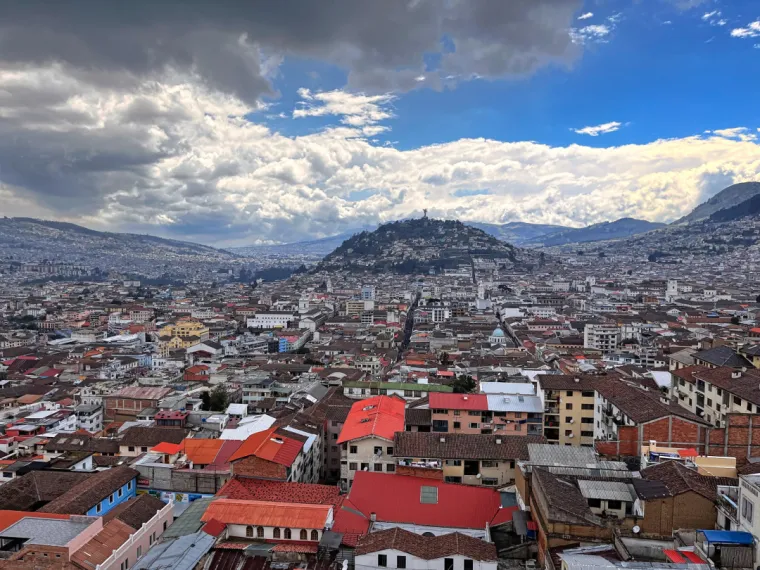 25. Bazilika nacionalnog zavjeta, Quito, Ekvador: Rimokatolička crkva smje&scaron;tena je u povijesnom sredi&scaron;tu Quita, glavnog grada Ekvadora. To je najveća neogotička bazilika u Americi. Ideju o njezinoj izgradnji prvi je predložio svećenik Julio Matovelle 1883. godine, s namjerom da bude trajni spomenik posvećen Presvetom Srcu Isusovu. Bazilika je tehnički ostala "nedovr&scaron;ena". Prema lokalnoj legendi, kada bude dovr&scaron;ena, doći će kraj svijeta.