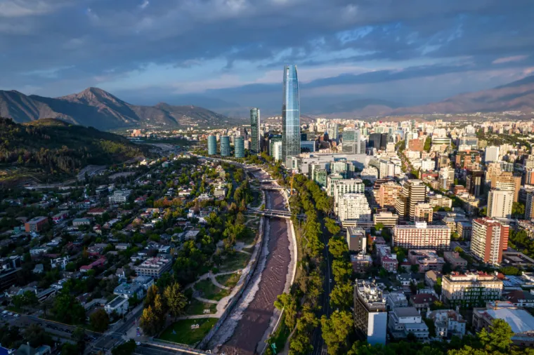 26. Sky Costanera, Santiago, Čile: Neboder od 62 kata koji se nalazi u Santiagu, lokalci nazivaju El Costanera. To je najvi&scaron;a zgrada u Južnoj Americi, druga najvi&scaron;a zgrada u Latinskoj Americi (iza meksičkog tornja T.Op Torre 1) i peta najvi&scaron;a građevina na južnoj hemisferi (iza indonezijskih tornjeva Autograph Tower i Luminary Tower te australskih Q1 Tower i Australia 108). Neboder ima najvi&scaron;i vidikovac u Santiagu i jedan od najvi&scaron;ih u Latinskoj Americi, s kojeg se pruža panoramski pogled od 360&deg; na grad, s visine od 300 metara.