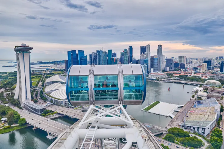 27. Singapore Flyer, Singapur: Panoramski kotač smje&scaron;ten je u četvrti Downtown Core u Singapuru. Službeno je otvoren 15. travnja 2008. godine i ima 28 klimatiziranih kapsula, od kojih svaka može primiti 28 putnika. U sklopu kompleksa nalazi se i terminalna zgrada od tri kata. Kotač se često pojavljuje u filmovima, serijama i drugim medijima koji prikazuju Singapur. Ukupna visina mu iznosi 165 metara, &scaron;to ga je u trenutku dovr&scaron;etka činilo najvi&scaron;im panoramskim kotačem na svijetu. Međutim, 2014. godine nadma&scaron;io ga je High Roller u Las Vegasu, Nevadi, koji je s visinom od 167,6 metara postao vi&scaron;i za 2,6 metara.