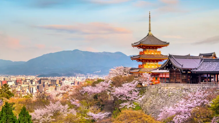 28. Hram Kiyomizu, Kyoto, Japan: Ovaj budistički hram nalazi se u istočnom dijelu Kyota, Japana. Dio je UNESCO-va popisa svjetske ba&scaron;tine. Hram je osnovao svećenik Enchin Shonin 778. godine, tijekom kasnog razdoblja Nare. Prema predaji, imao je viziju koja ga je navela da sagradi hram pored izvora Otowa. Glavna dvorana hrama ima prostranu terasu, koja se uz pomoć visokih drvenih stupova proteže nad padinom i pruža pogled na grad. Tijekom razdoblja Edo, slične terase i glavne dvorane izgrađene su u mnogim hramovima kako bi mogle primiti velik broj hodočasnika.