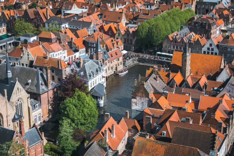 29. Belfort, Brugge, Belgija: Srednjovjekovni toranj sa zvonikom nalazi se u sredi&scaron;tu Bruggesa, u Belgiji i jedan je od najprepoznatljivijih simbola grada. Nekada je u njemu bio smje&scaron;ten gradski arhiv i riznica, a služio je i kao osmatračnica za otkrivanje požara i drugih opasnosti. Zvona unutar tornja nekada su regulirala svakodnevni život stanovnika &ndash; označavala su sate, informirala ljude u slučaju požara, najavljivala početak i kraj radnog dana te razne dru&scaron;tvene, političke i vjerske događaje. Kasnije je postavljen mehanizam koji je omogućavao redovito automatsko ogla&scaron;avanje određenih zvona, primjerice za označavanje točnog vremena.