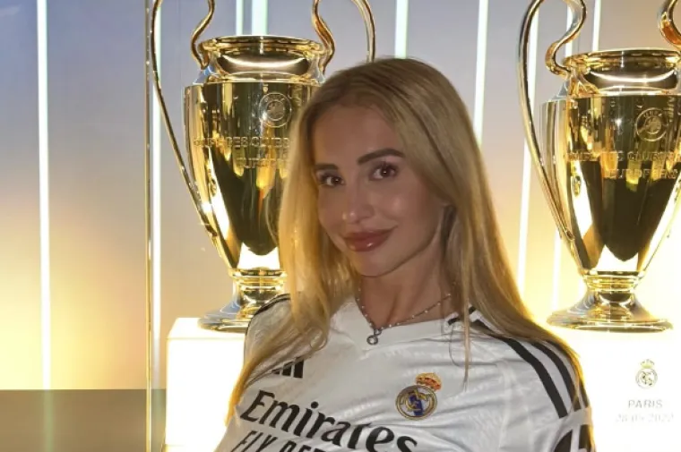 Maria Arreghini, talijanska manekenka, influencerica i televizijska voditeljica jedna je od popularnijih osoba iz svijeta showbiza u Italiji. O njoj se priča da kad nogometa&scaron;i stanu pred nju, da se preznojavaju. Sad je na redu Luka Modrić. "Hala Madrid, moj novi grad", napisala je Maria uz ovu fotografiju. Jedan je Marijin pratitelj napisao: "Već ste osvojili dva prekrasna pehara, prekrasna su kao i Vi". Inače, Maria je pozirala pred peharima Lige prvaka. 