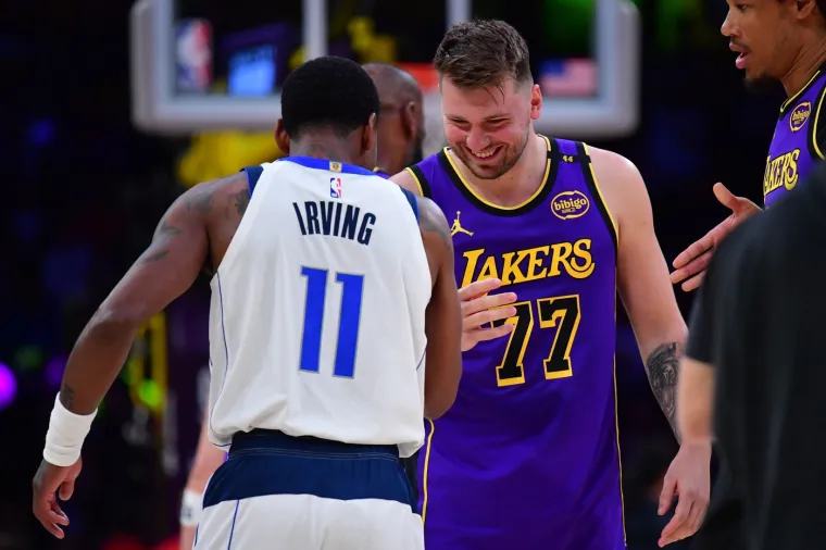 Kyrie Irving i Luka Dončić, pozdrav šampiona. Dončić se srdačno pozdravio s bivšim suigračima, ali je tijekom noći bacio i nekoliko znakovitih pogleda na klupu Mavsa što posebno ističu američki mediji koji su pratili svaku njegovu reakciju, potez, pogled, gestikulaciju u ovom srazu koji je za Dončića bio više od običnog košarkaškog dvoboja. Mučio se Dončić sa svojim šutom, pogodio je 6 od 17, ali je vrhunsku izvedbu završio asistencijom LeBronu Jamesu za sjajno polaganje 32 sekunde prije kraja. Dončić je imao što za poručiti bivšim poslodavcima, pa tako društvene mreže izdvajaju trenutak u kojem je ubacio tricu i uputio im pogled.