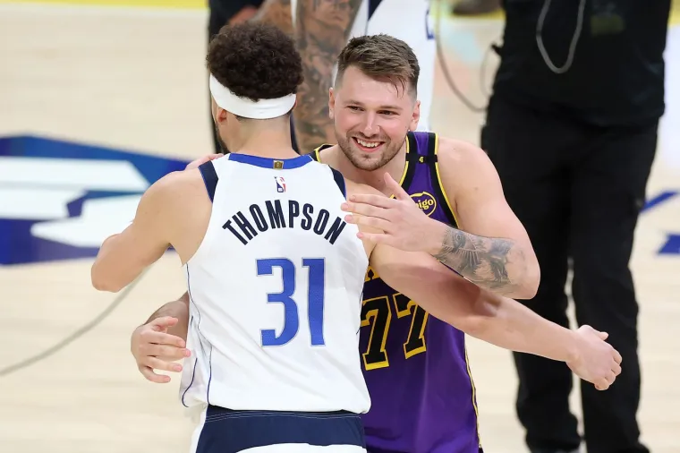 Austin Reaves je za Lakerse postigao 20, dok je za Dallas dobar bio Klay Thompson sa 22 poena i 8 skokova. Trice je šutirao 5-10. Tri trice iz pet pokušaja Thompson je postigao u četvrtoj četvrtini. Thompson i Dončić su se također ugodno pozdravili. 