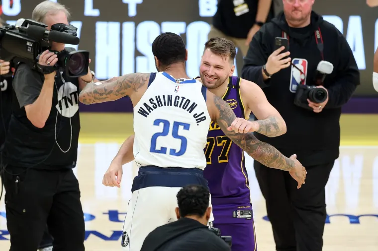 Washington Jr. i Luka, još jedan pravi sportski pozdrav. 