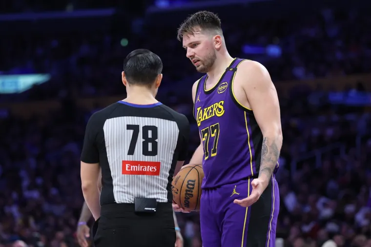 Luka Dončić u razgovoru sa sucem. 