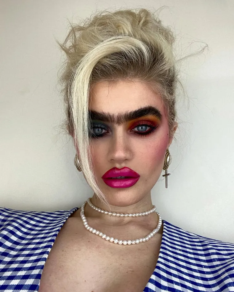 Samo prirodno: Dobivala prijetnje smrću zbog spojenih obrva, no ona se ne obazire