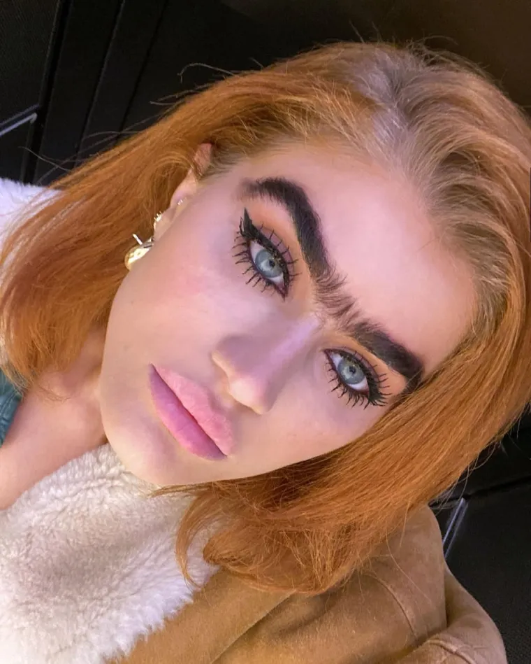 Samo prirodno: Dobivala prijetnje smrću zbog spojenih obrva, no ona se ne obazire