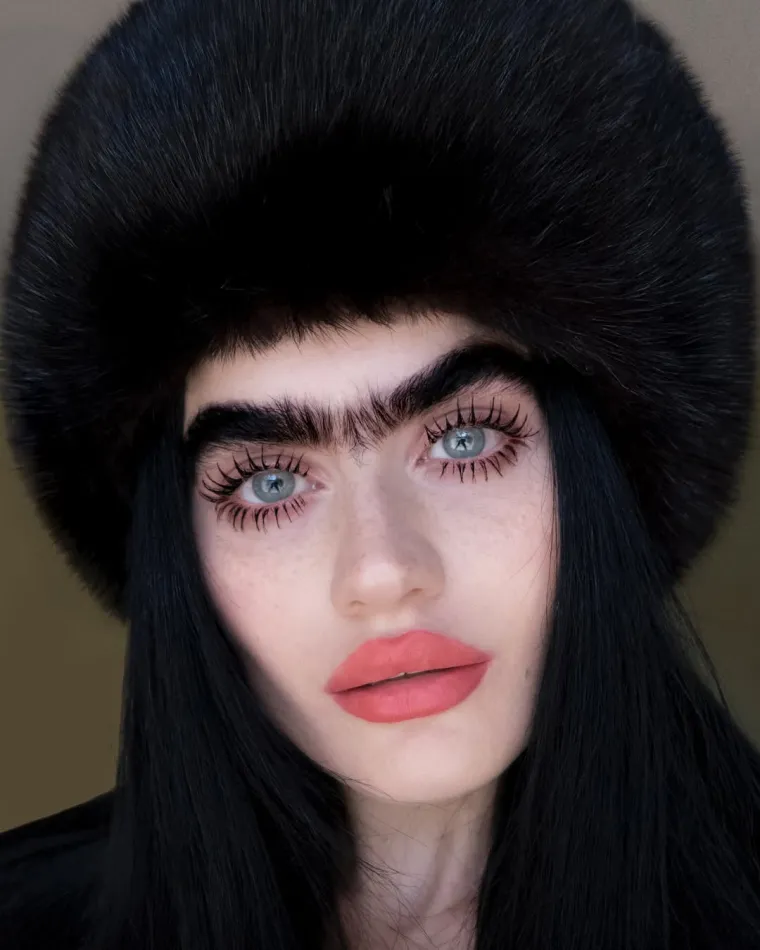 Samo prirodno: Dobivala prijetnje smrću zbog spojenih obrva, no ona se ne obazire