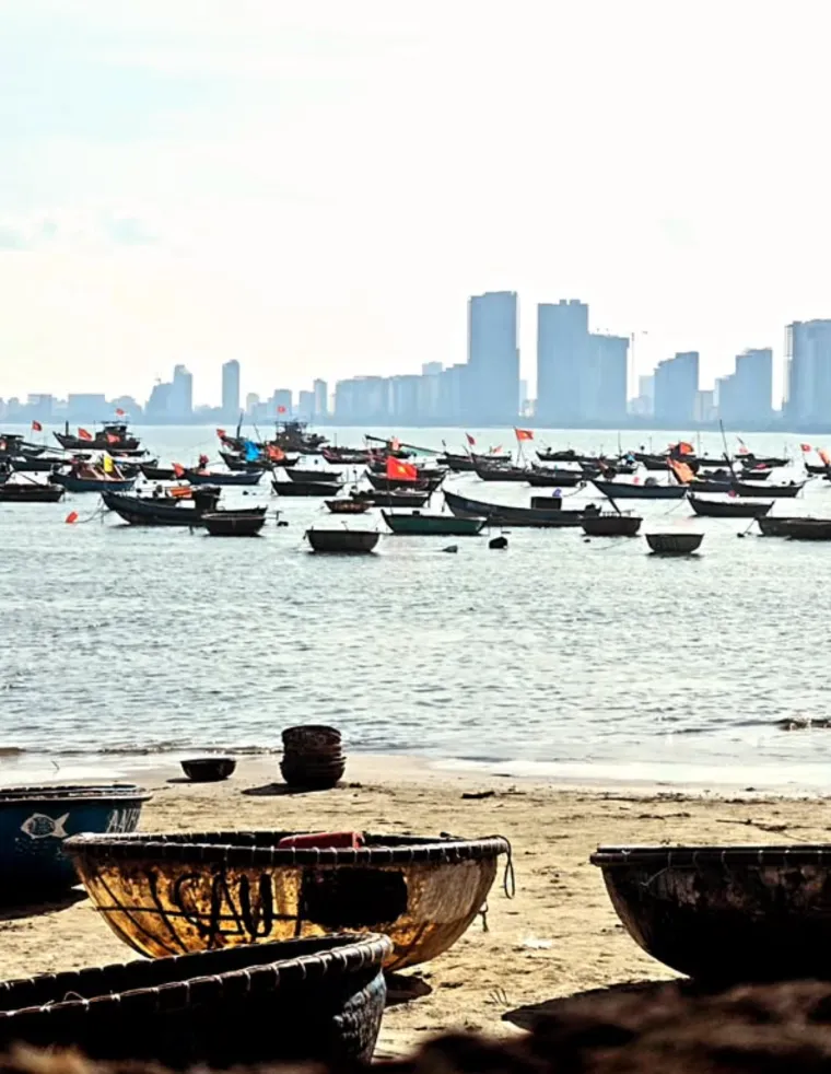 Da Nang je grad s 1, 2 milijuna stanovnika, poznatim po kilometarskim plažama 