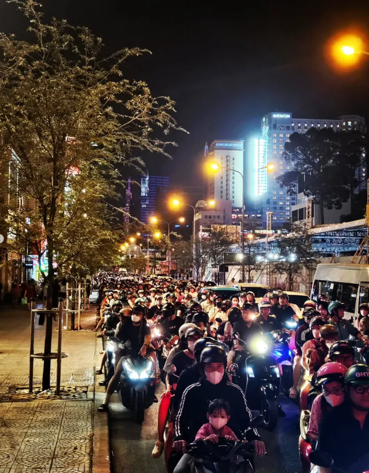 Na ulicama su doslovno milijuni ljudi na motorima 