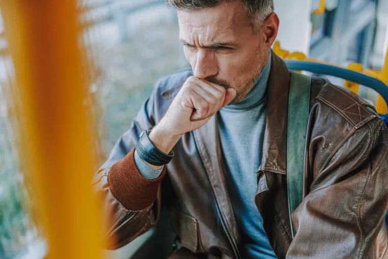 Teorija paralelnih svjetova moglo bi ovo objasniti, jer prema njoj svaki izbor stvara zasebnu kopiju svemira. Prema ovoj teoriji, putnici kroz vrijeme ne bi promijenili ništa u vlastitoj prošlosti, umjesto toga, stvorili bi drugu realnost gdje njihovo putovanje nije imalo nikakvog učinka.